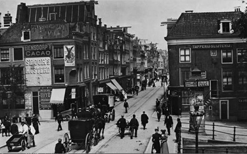 1898. Mooi 19e eeuwse straatbeeld in de Utrechtsestraat ter hoogte van de Prinsengracht.