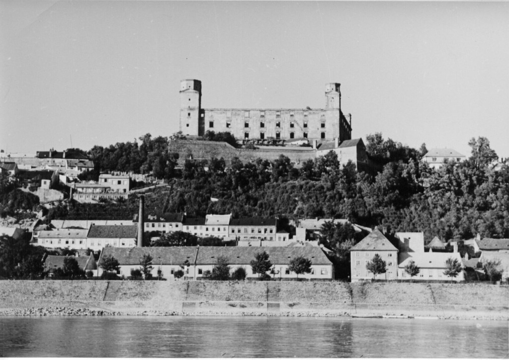 Ruina bratislavského hradu v roce 1945
