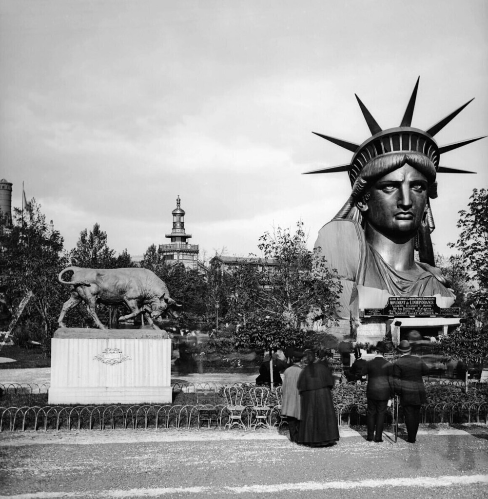 La statue de la tête de Liberty sur la pièce à conviction à l'exposition de Paris