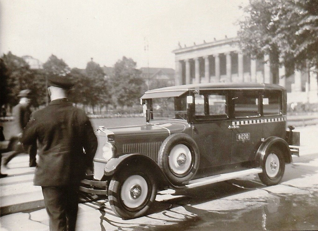Auto Taxi Droschke vor Alten Museum
