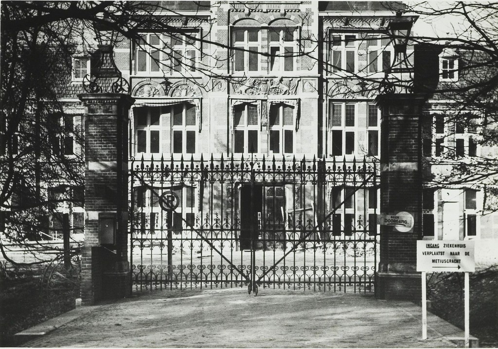 Alkmaar. De oude hoofdingang van het Centraal Ziekenhuis, de voormallige Cadettenschool