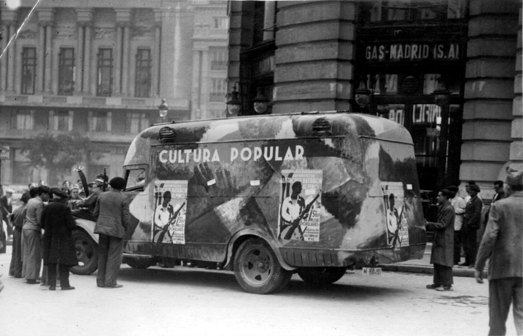 Un camión haciendo propaganda de Cultura Popular en Madrid