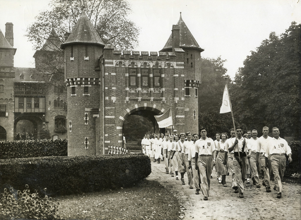Een groep deelnemers aan de jaarlijkse wandeltocht in het park van kasteel De Haar