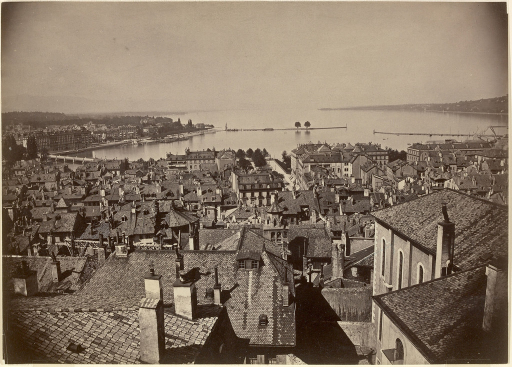 Vue de la ville et du lac depuis la tour nord de la cathédrale Saint-Pierre