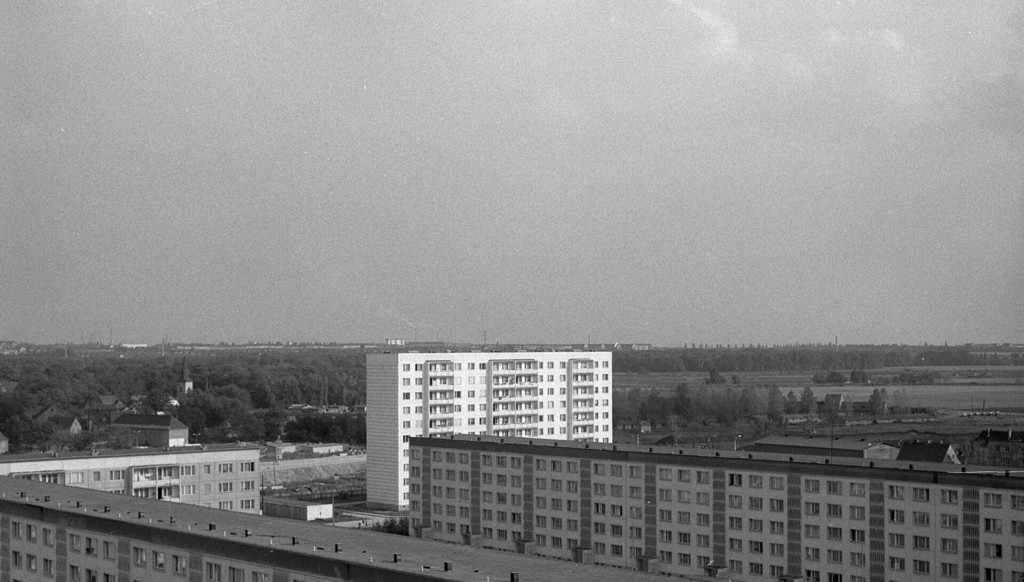 Halle-Neustadt. Blick von Block 10 in den Südpark / Passendorf