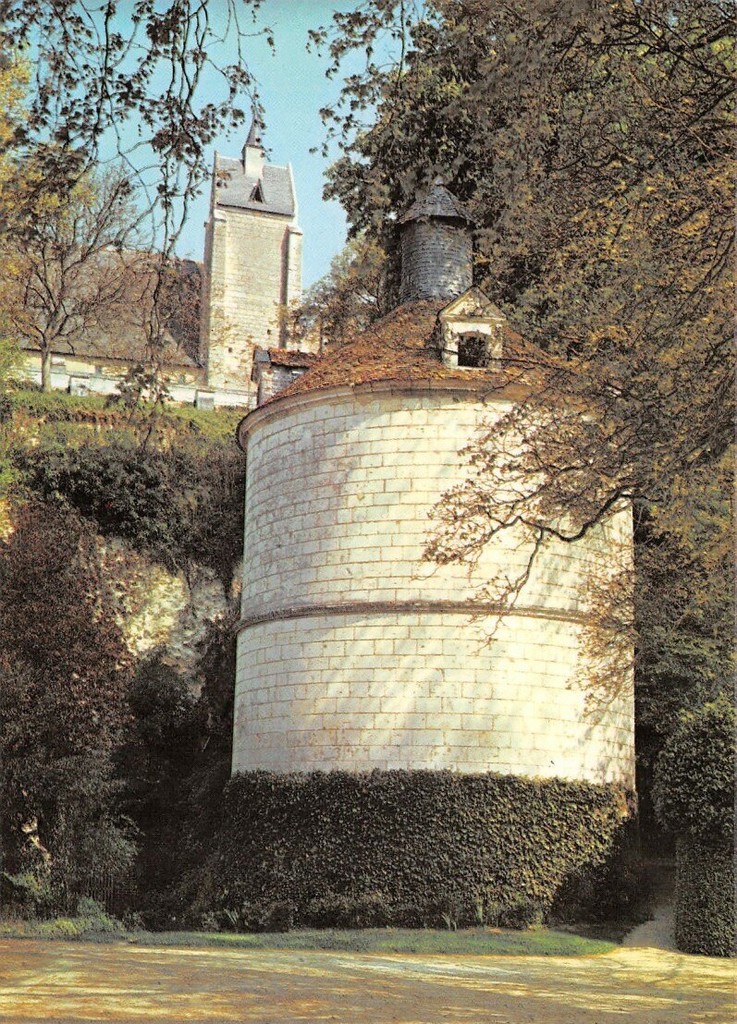 Château de Poncé-sur-le-Loir. Pigeonnier XVIII ème siècle. Échappée sur l'église