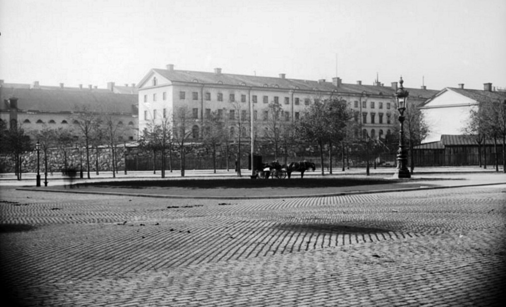 Livgardet till hästs gamla kaserner vid Storgatan-Narvavägen, från hörnet av Linnégatan