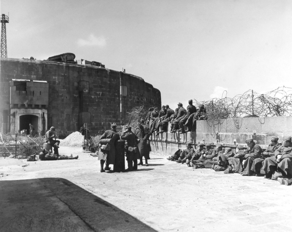 A l'entrée du fort de l'Ouest, des prisonniers allemands