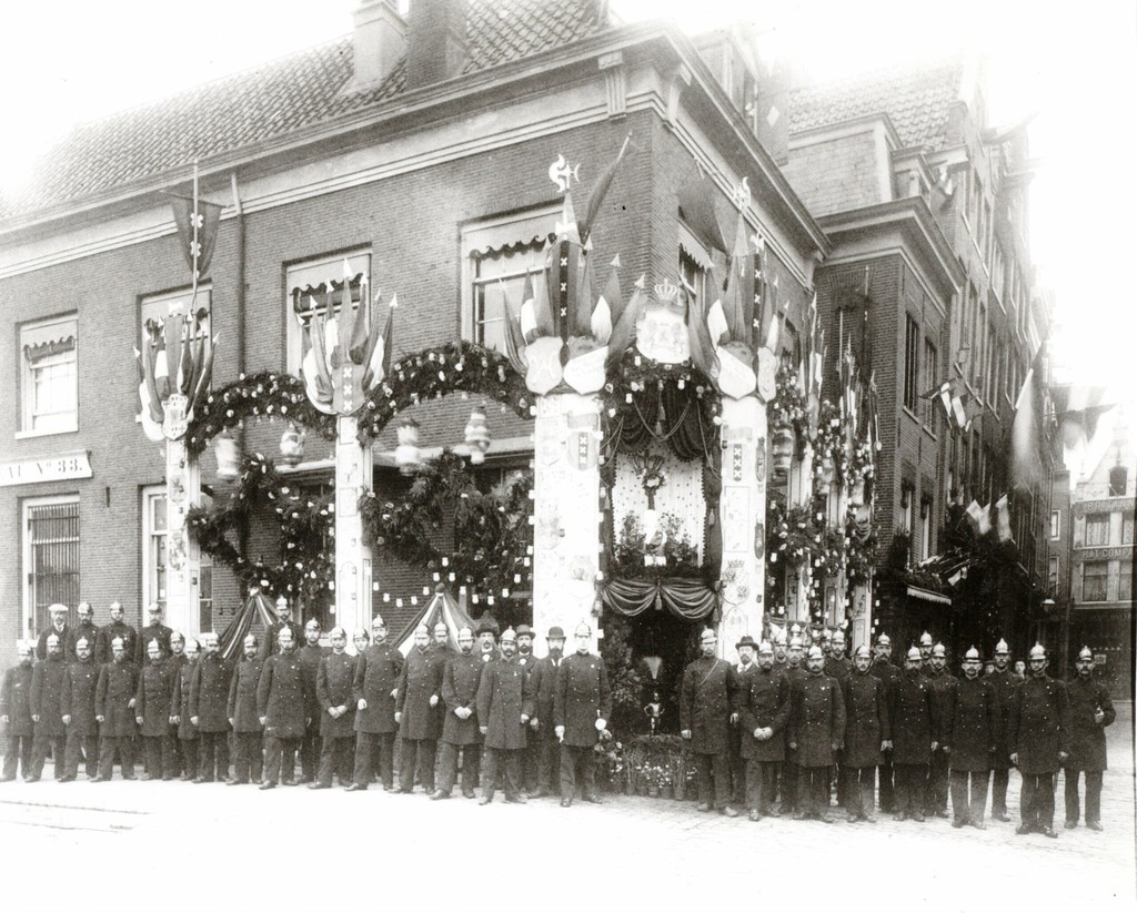 Oudebrugsteeg 16: Bureau van politie tijdens inhuldiging Koningin Wilhelmina