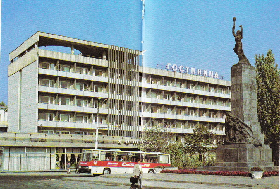 Monument pentru membrii Komsomol și „turistul” hotelului