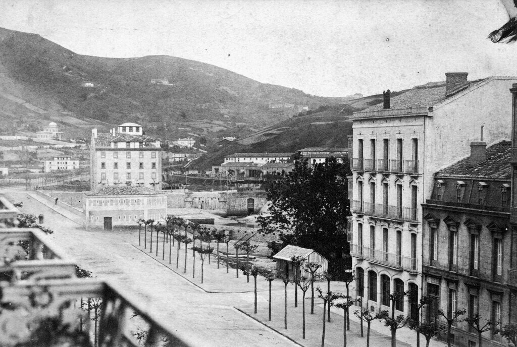 Avenida de la Libertad con fortín defensivo a la entrada del puente de Santa Catalina