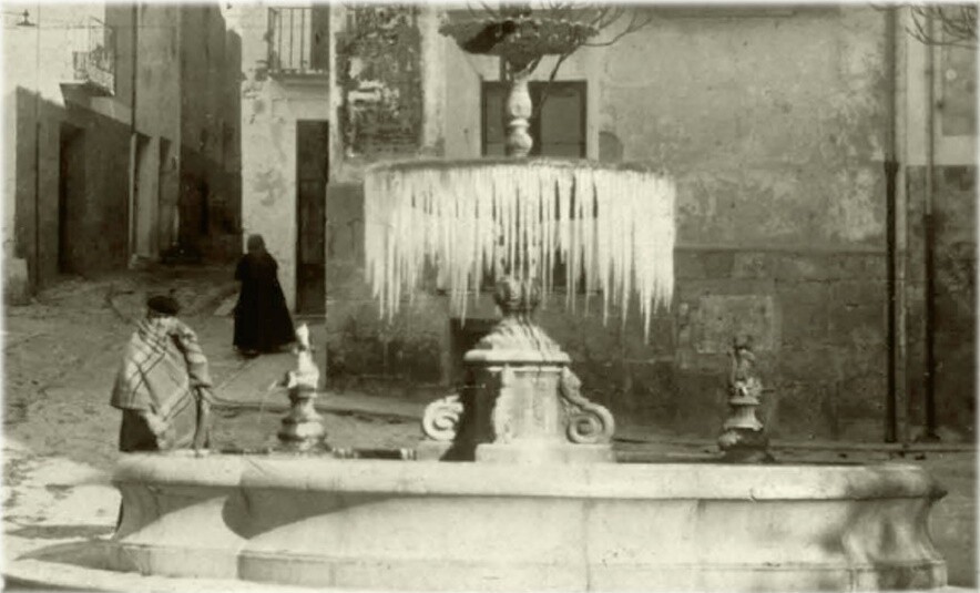Fuente de la plaza de la Iglesia nevada