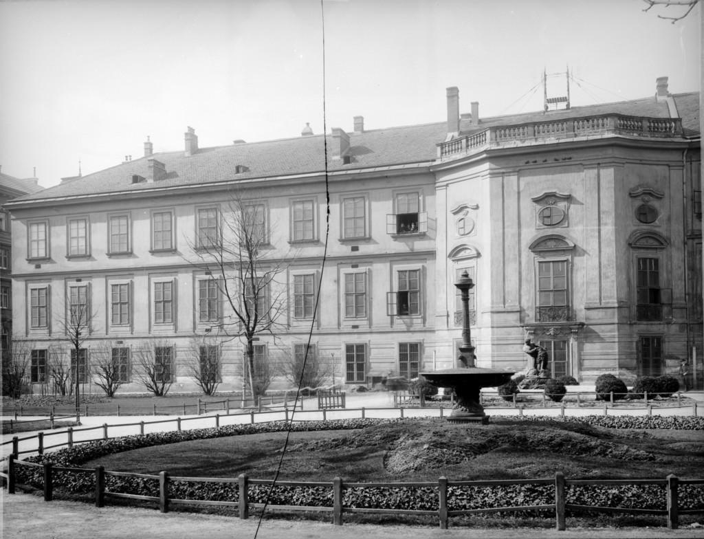 Palais Kaunitz nach dem Umbau als Gymnasium. Gartenfront: Mittelrisalit und linke Hälfte frontal