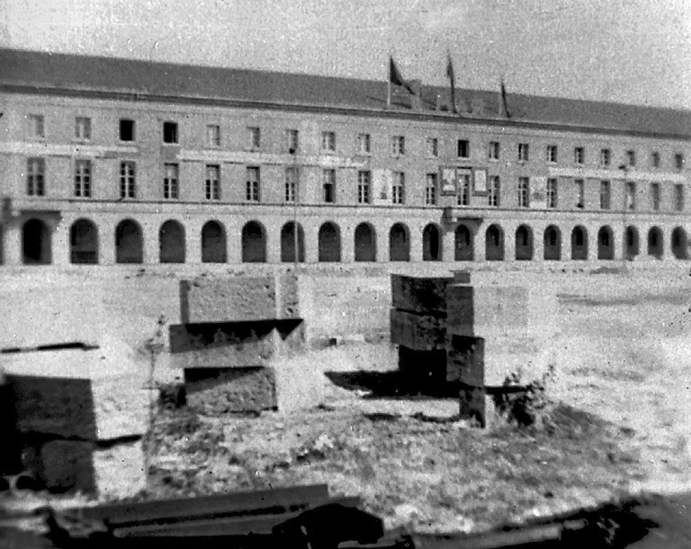 1. Jahrestag der Befreiung des KZ Buchenwald, Fassadenschmuck am „Arkadenhaus“