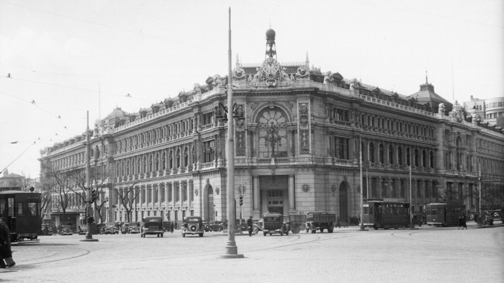 Vista general del Banco de España y tráfico en la calle Alcalá