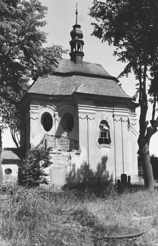 Sloup v Čechách, kaple sv. Jana Nepomuckého (sloužící jako hrobka Kinských)