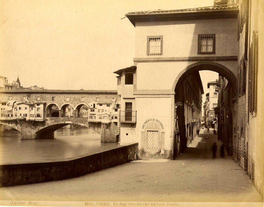 Firenze. Via degli archibugieri col Ponte Vecchio