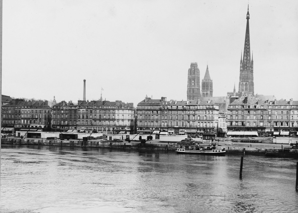 Vue sur Seine, avec les tours de la cathédrale à distance