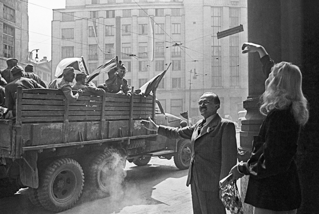 Pražští obyvatelé vítají sovětské bojovníky