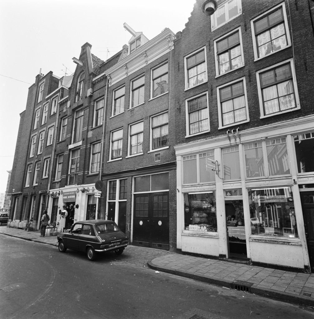 Staalstraat 28 - 32 v.r.n.l., links aansluitend zijgevel Zwanenburgwal 84