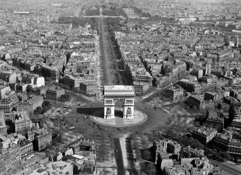 Vue aérienne de Paris: la place de l'Etoile, l'arc de triomphe de l'Etoile (I)