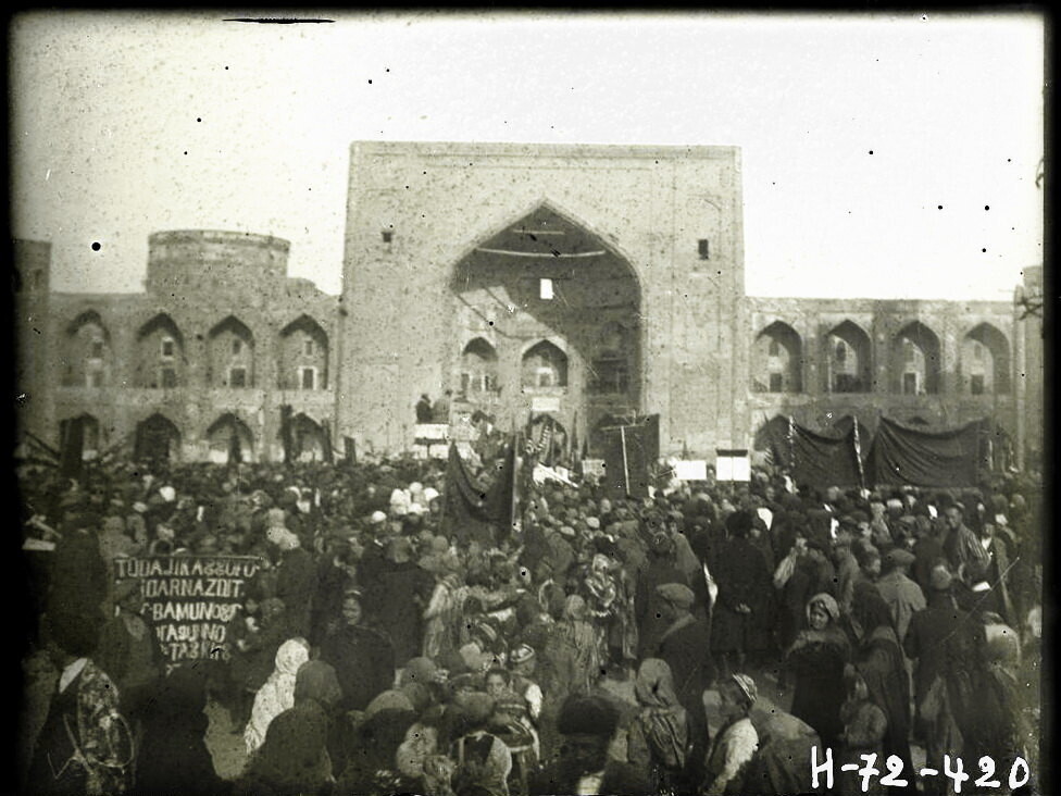 Октябрьские дни: общий вид демонстрации на Регистане