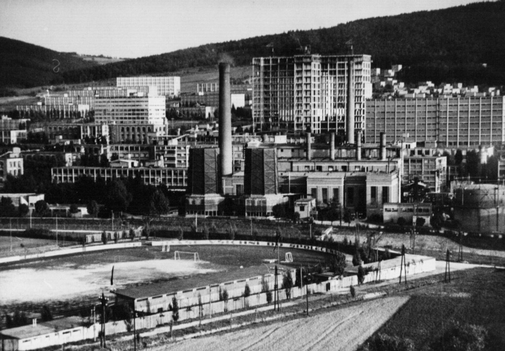 Pohled na Baťovy závody od severozápadu se stadionem a elektrárnou v popředí