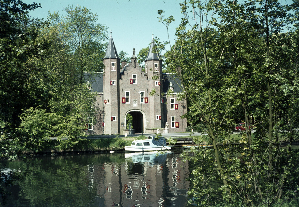 Het poortgebouw van het kasteel Nijenrode te Breukelen, met op de voorgrond de Vecht