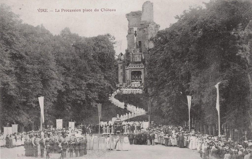 Vire. La Procession place du Château