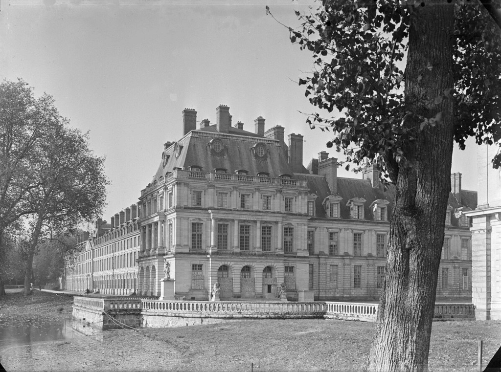 Château de Fontainebleau - Cour de la Fontaine - Gros Pavillon