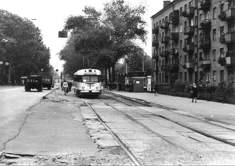 Трамвай рухається по Брест-Литовському проспекту