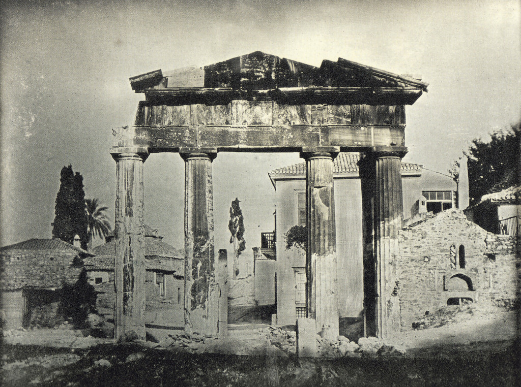 Η πύλη της Αρχιτεκτονικής Αθηνάς στη δυτική πλευρά της Ρωμαϊκής Αγοράς