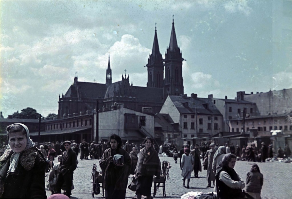 Widok na rynek przed kościołem Wniebowzięcia Najświętszej Marii Panny