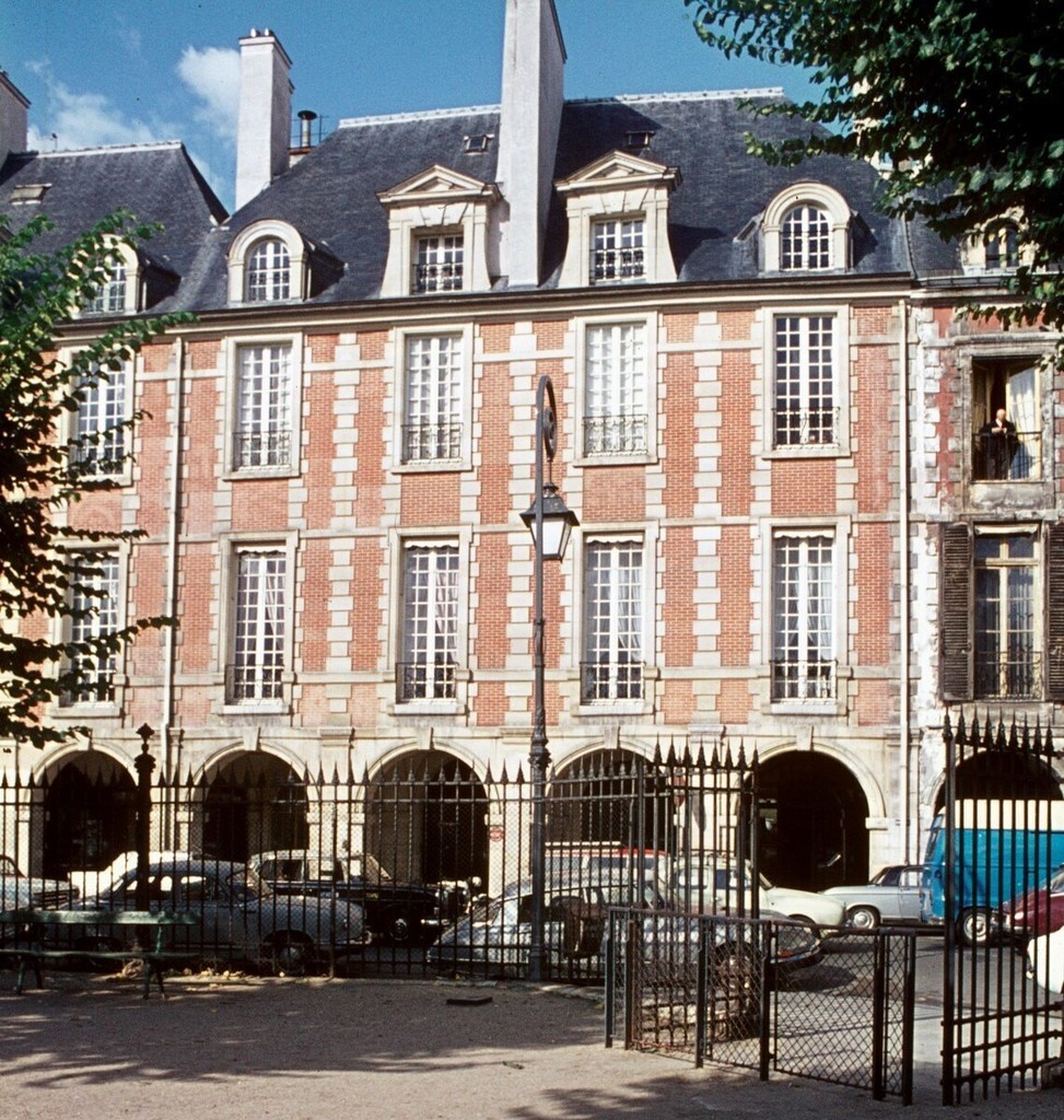 Place des Vosges. Hôtel de Tresmes