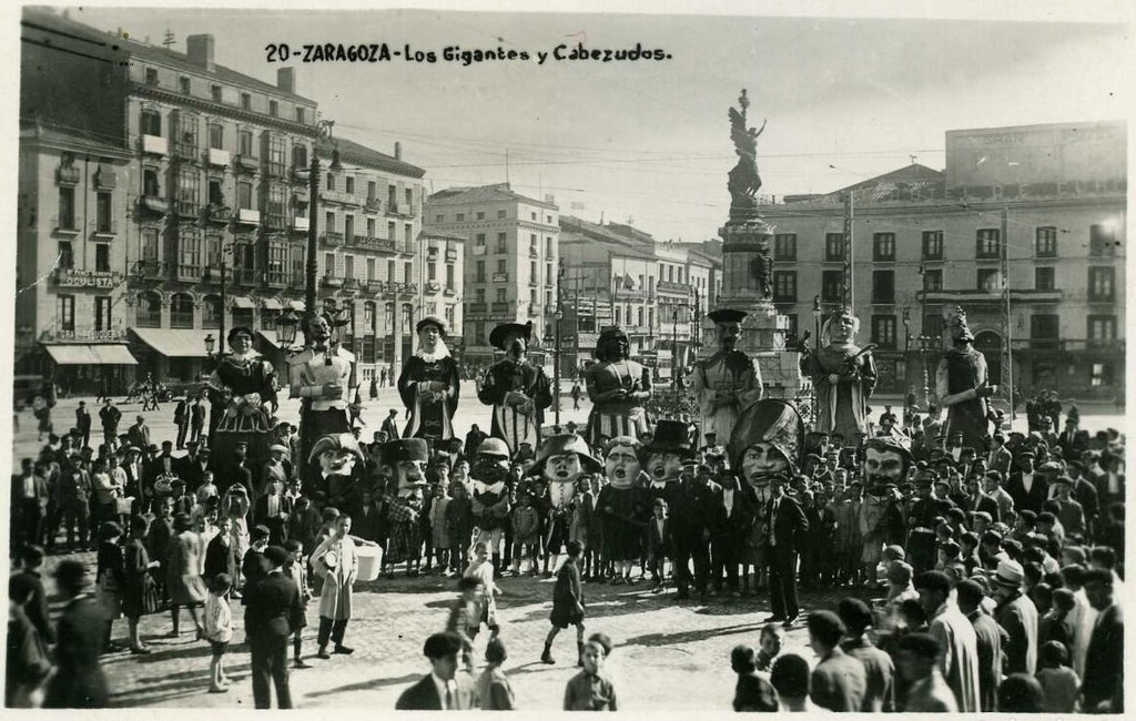Los gigantes y los cabezudos de Zaragoza