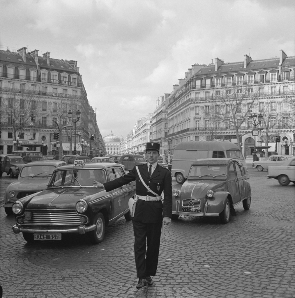 Le policier de la circulation dirige le trafic sur l'Avenue de l'Opéra