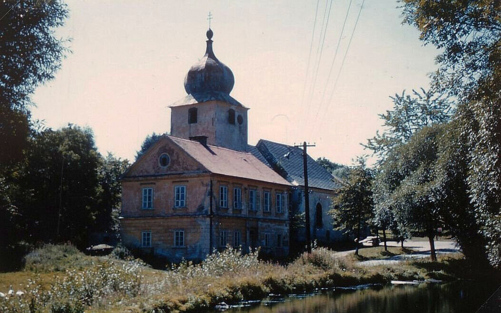 Vysoká, kostel Narození sv. Jana Křtitele. Кostel s farou a návesním rybníkem