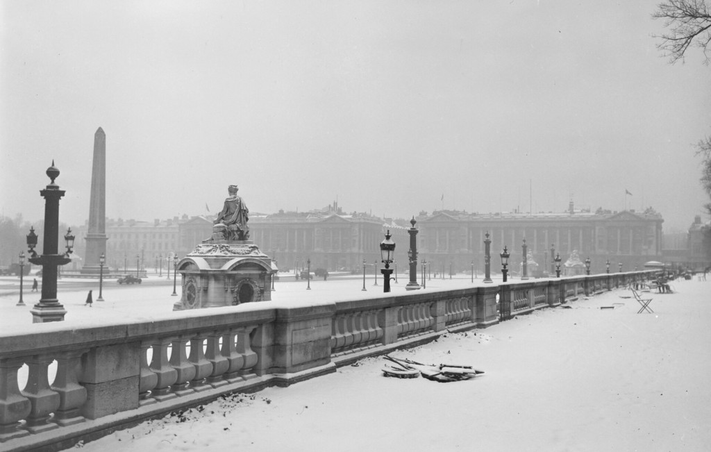 Place de la Concorde vers la rue Royale sous la neige. Statue de dos de la ville de Lyon