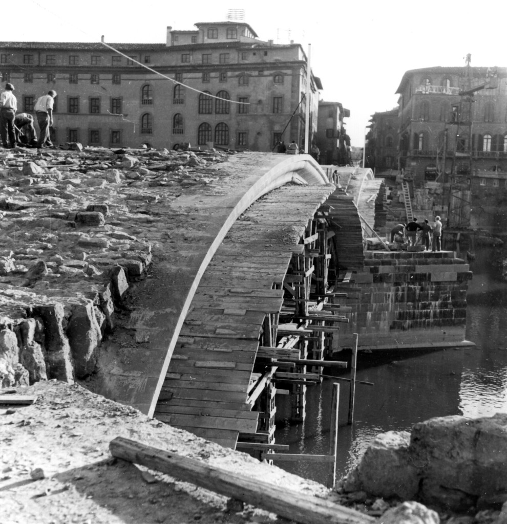 Il ponte a Santa Trinita durante la ricostruzione dell’arcata centrale