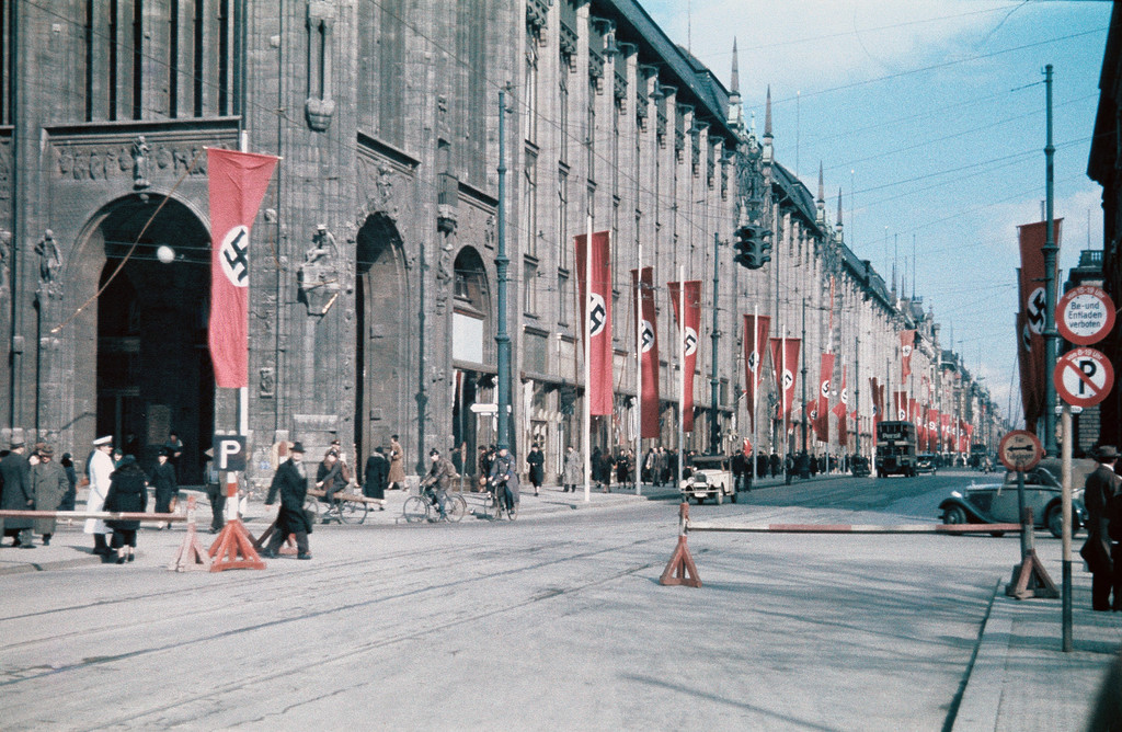 Hakenkreuzflaggen an der Leipziger Straße