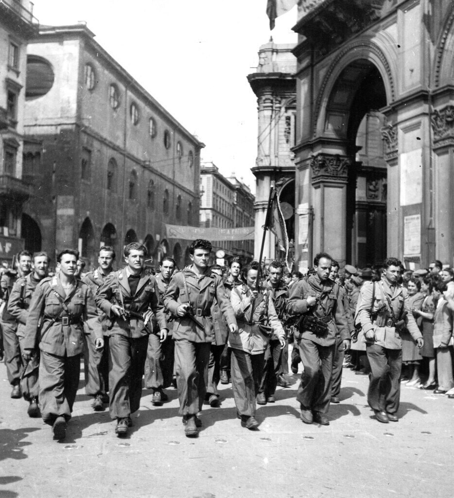 Partigiani sfilano in Piazza del Duomo