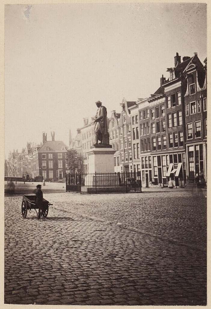 Het Thorbeckeplein met het standbeeld van Rembrandt, gezien naar de Reguliersgracht