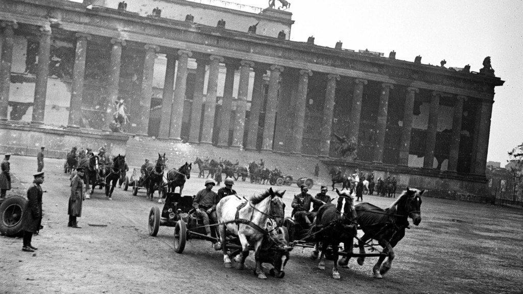 Parade der Teile der 5. sowjetischen Stoßarmee im Park Lustgarten in Berlin