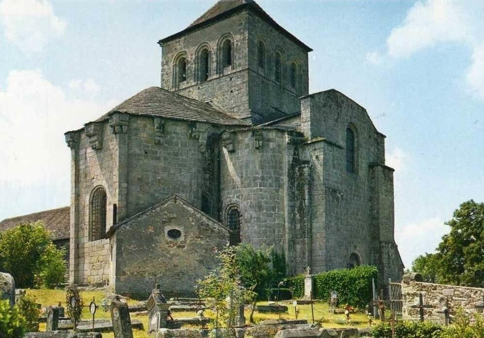 Le Chalard. Eglise Romane XIe siècle et son vieux cimetière