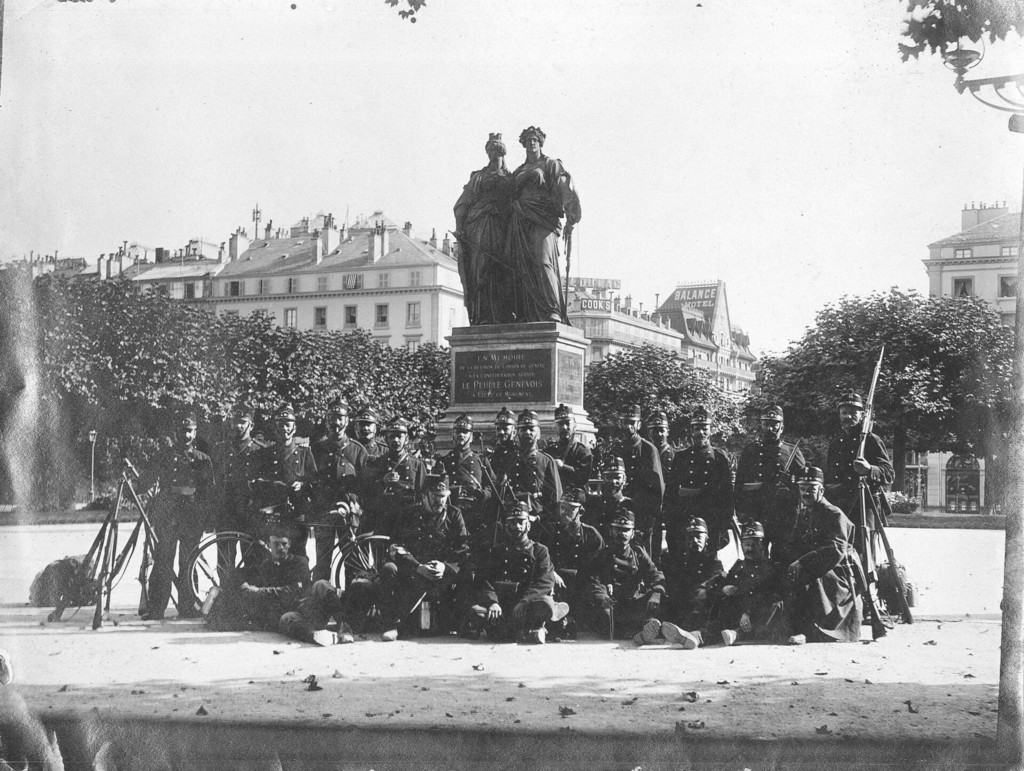 Le Monument National: soldats