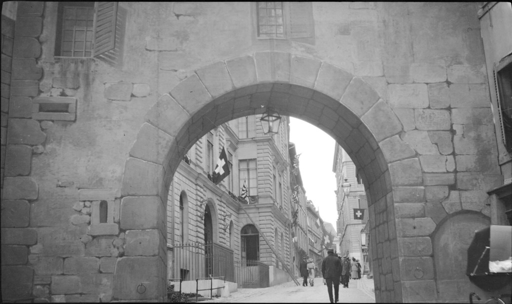 Rue de l'Hôtel-de-Ville: reconstitution de la porte du Bourg-de-Four