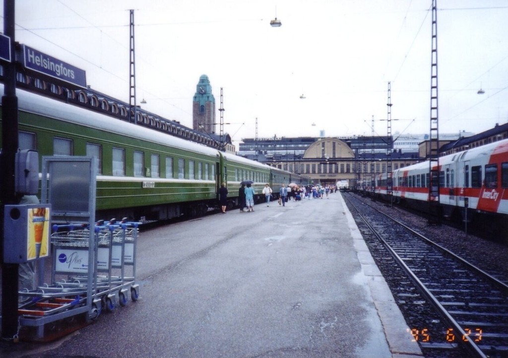 Helsingin rautatieasema. Aseman laiturilla