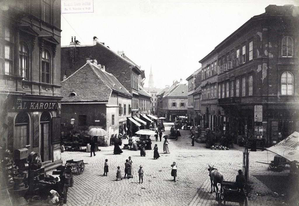 A Hal tér, szemben a Duna utca