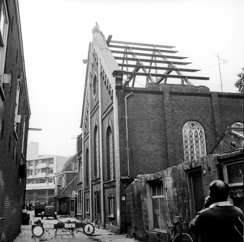 Dordrecht. Sloopwerkzaamheden van de Doopsgezinde kerk aan de Lenghenstraat