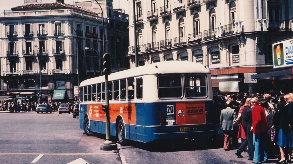 Un autobús de la línea 20 de la EMT en la Puerta del Sol